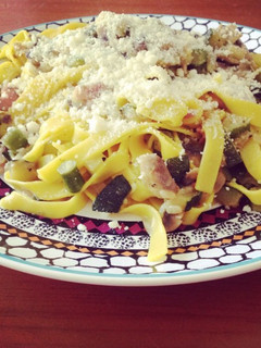 Una foto de Tagliatelles con verdura y bacon