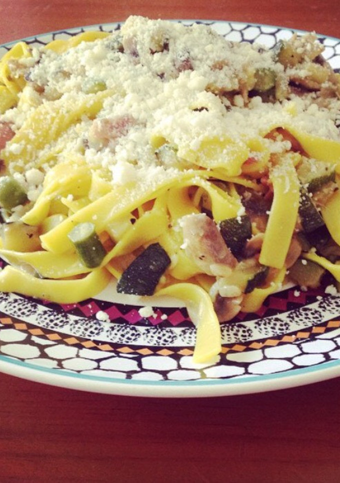 Una foto de Tagliatelles con verdura y bacon