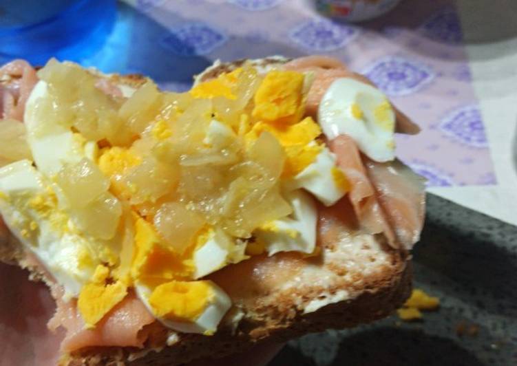 Tosta de salmón ahumado style Lau