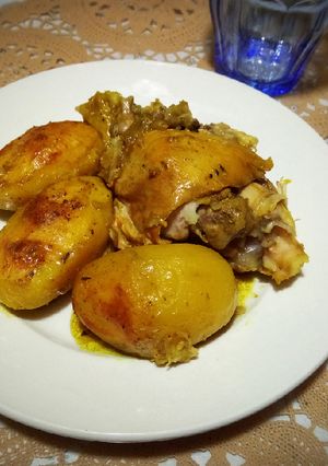 Une photo de Poulet rôtis accompagné de pommes de terre fondantes 🍴
