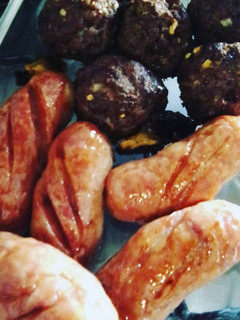 Foto de Almôndegas e linguiças no forno pré aquecido 280°
