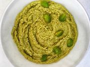 Una foto de hummus de edamame