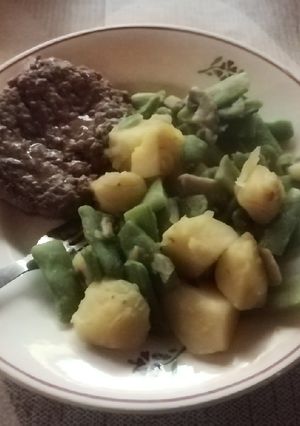 Une photo de Poêlée pommes de terre, champignons et haricots plats