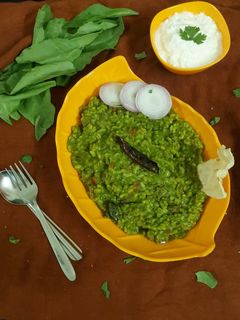 પાલક ખીચડી (Palak Khichdi Recipe In Gujarati) રેસીપી મુખ્ય ફોટો