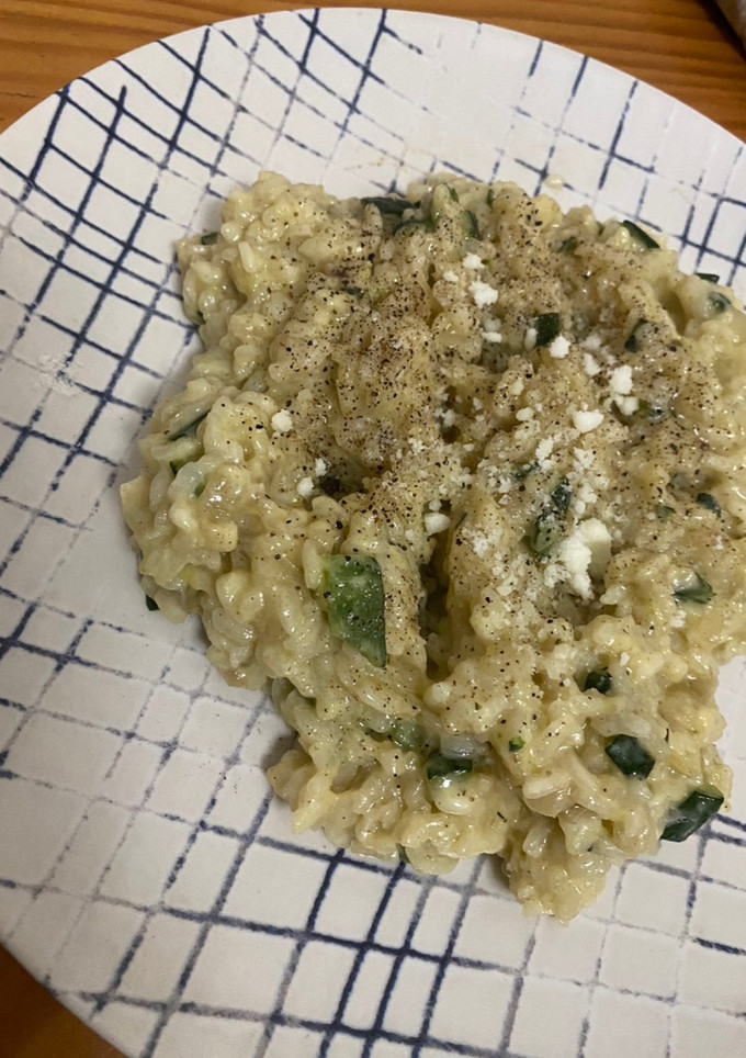 Una foto de Risotto de calabacín y cebolla