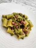 Mezzemaniche con crema di piselli e pancetta