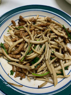香菜菇菇炒肉絲 的食譜成品照片