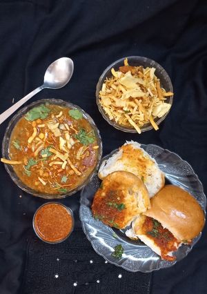 મિસળ પાંવ (Misal Pav Recipe In Gujarati) રેસીપી મુખ્ય ફોટો