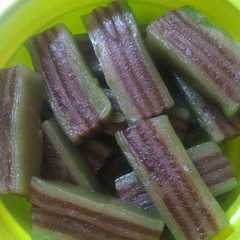 A picture of Kue Lapis Kopi Susu.