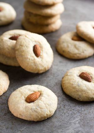 A picture of Simple Almond Cookies.