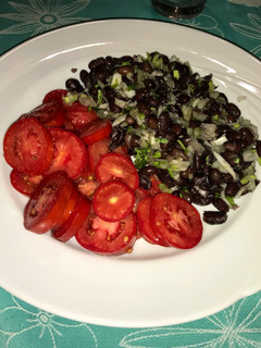 Una foto de Ensalada de porotos con tomate