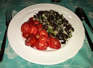 Una foto de Ensalada de porotos con tomate