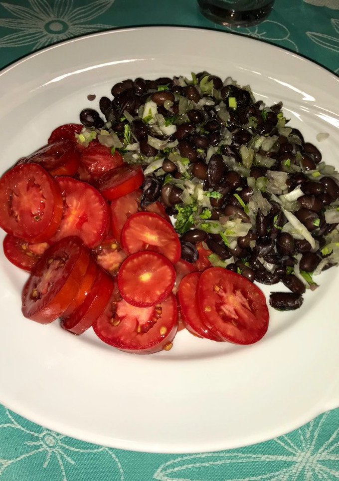Una foto de Ensalada de porotos con tomate