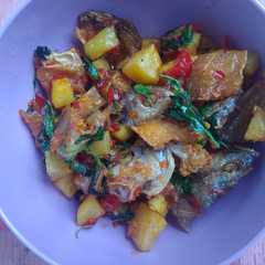รูปของ Ikan asin kentang daun kemangi