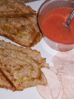 Una foto de Tostadas de pan integral con tomate triturado y pavo