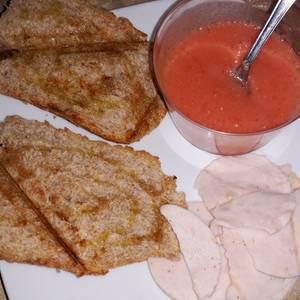 Tostadas de pan integral con tomate triturado y pavo