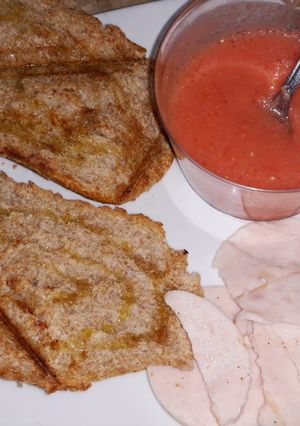 Foto principal de Tostadas de pan integral con tomate triturado y pavo
