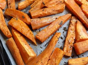 Hình của món Khoai lang nướng lò thyme.