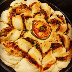 A picture of Spinach Star bread pizza.