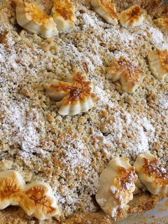 Una foto de Pastel de manzanas con streusel de semillas de amapola
