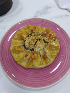 Una foto de Galette de cebolla caramelizada y queso de cabra