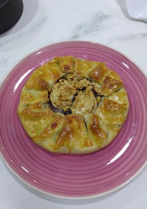 Una foto de Galette de cebolla caramelizada y queso de cabra