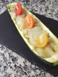 Una foto de Calabacín relleno con ajo y piñones