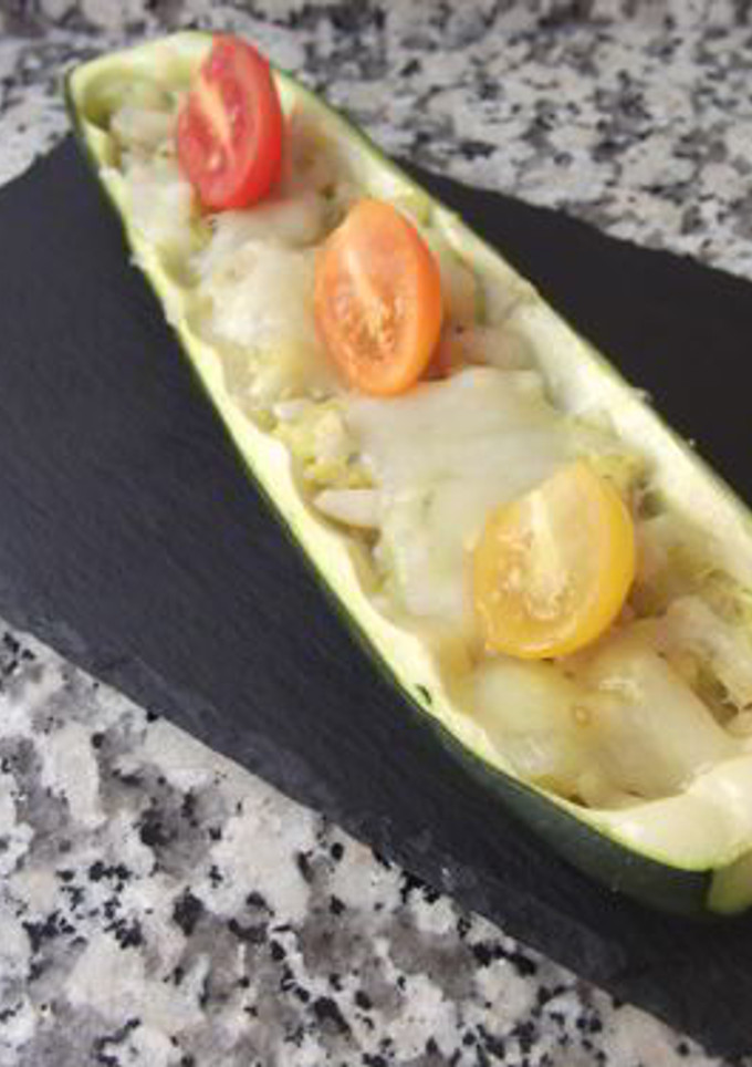 Una foto de Calabacín relleno con ajo y piñones