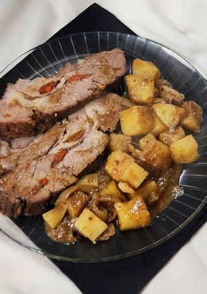Una foto de 🥩🍖Roast Beef al horno mechado con morrones y ajos sobre colchón de papas y cebollas 🍖🥩