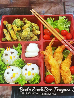 Foto resep Bento 'chicken' rice balls with Tempura set