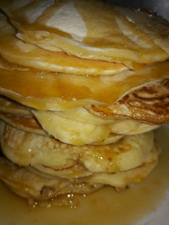 Una foto de Hotcakes de avena acompañados con miel o dulce de leche