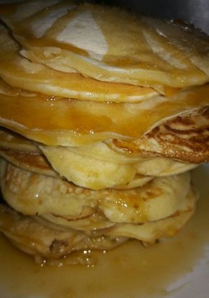 Una foto de Hotcakes de avena acompañados con miel o dulce de leche