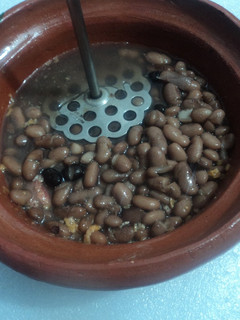 Una foto de Frijoles quebrados con mezcal las correa