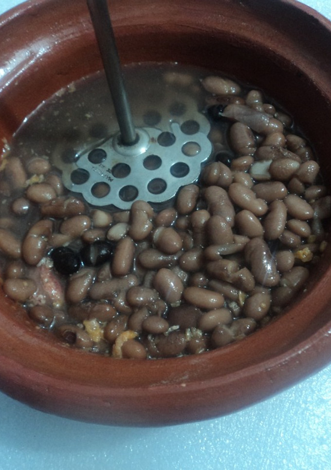 Una foto de Frijoles quebrados con mezcal las correa