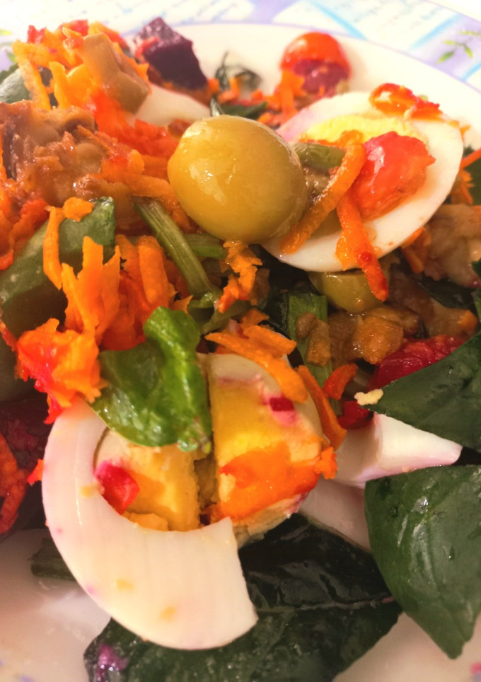 Una foto de Ensalada de Espinaca Zanahoria y Huevo