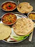 सेव टमाटर की सब्ज़ी के साथ फुल्का रोटी - काठियावाड़ी गुजराती मीनी थाली झटपट-आसान - स्वादिष्ट-पौष्टिक - पारिवारिक पसंदीदा लंच/डिनर 30 मिनट में तैयार