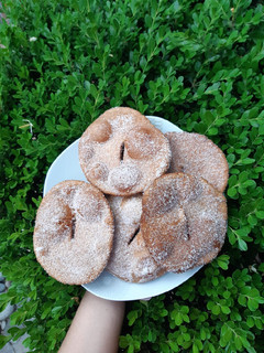 Una foto de Tortas fritas dulces de harina integral y naranja