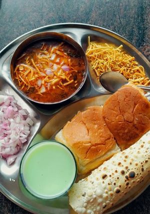 A picture of Misal pav.