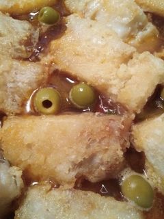 Una foto de Bacalao encebollado con papitas negras canarias