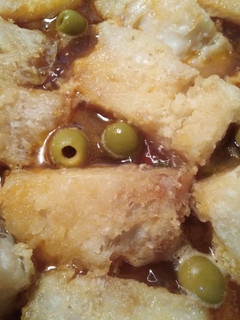 Una foto de Bacalao encebollado con papitas negras canarias