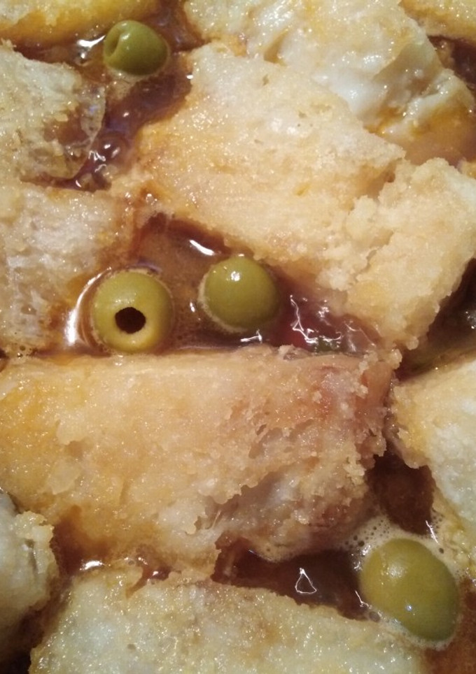 Una foto de Bacalao encebollado con papitas negras canarias