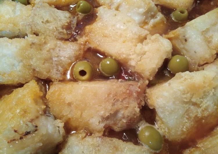Bacalao encebollado con papitas negras canarias