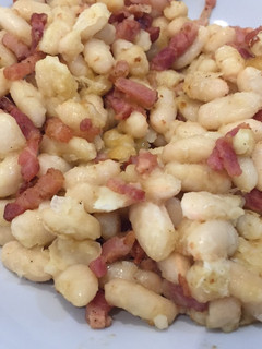 Una foto de Alubias salteadas con bacon