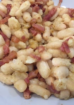 Una foto de Alubias salteadas con bacon