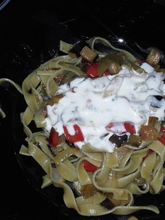 Una foto de Fetuccini de espinaca con verduras y salsa roquefort