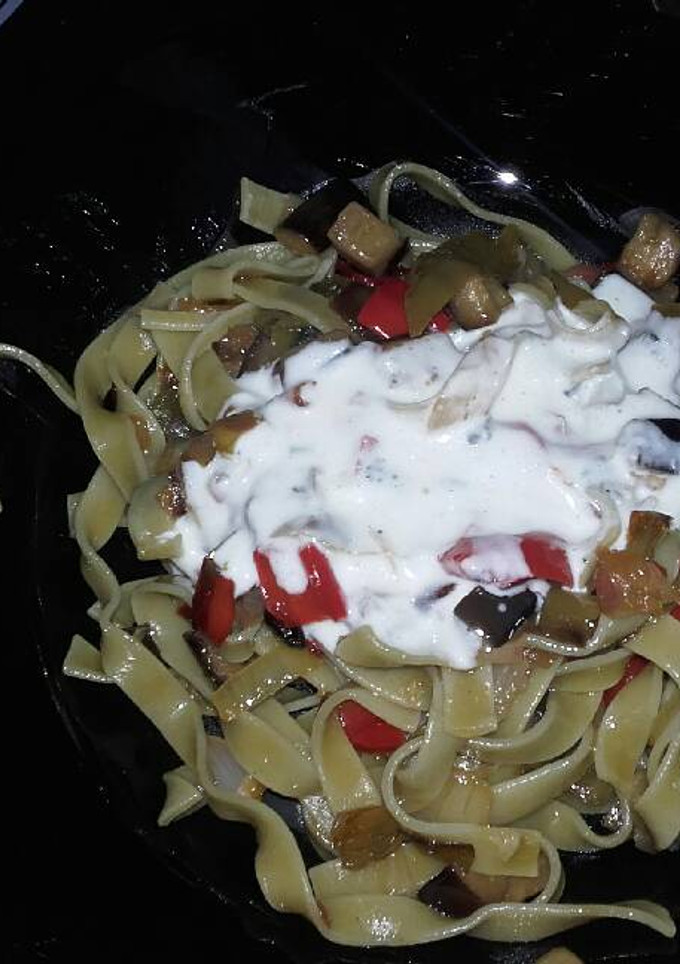 Una foto de Fetuccini de espinaca con verduras y salsa roquefort