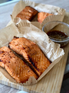 Una foto de Salmón en airfryer con reducción de soja, miel y limón