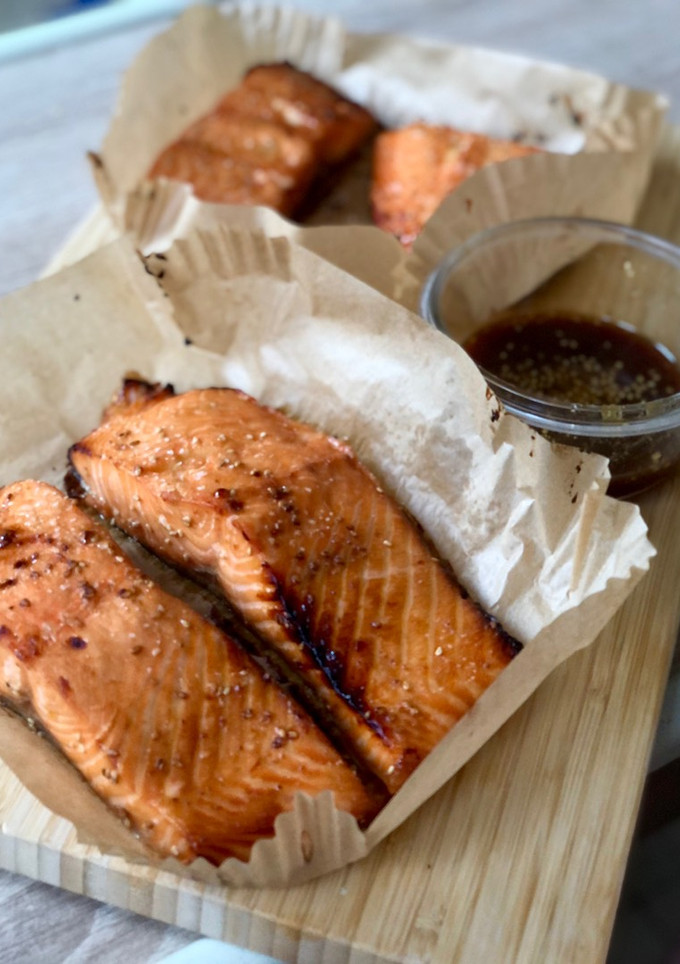Una foto de Salmón en airfryer con reducción de soja, miel y limón