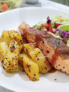 Foto resep Steak Salmon with homemade chili kurma sauce