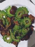 Mướp đắng xào chay nấm hương